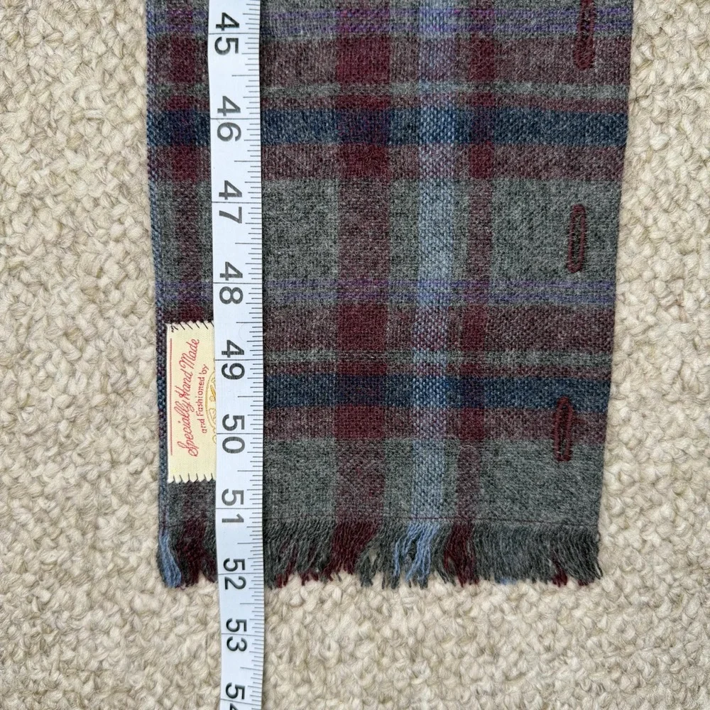 Wool scarf with pockets and button closure